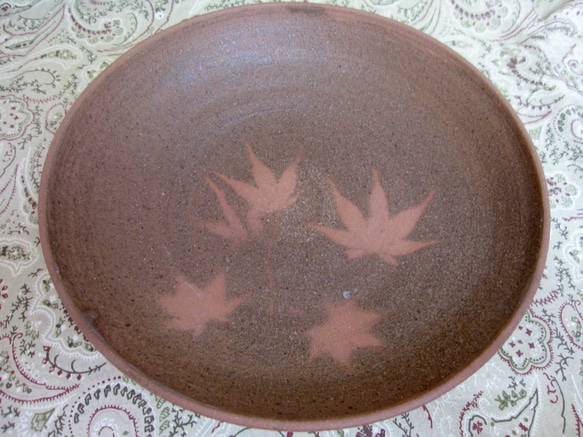 葉模様の陶器皿 中型 もみじ柄中皿（陶器・赤土） 中皿 ばたばお 通販 1956969