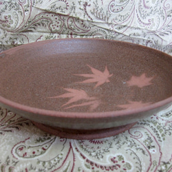 もみじ柄中皿（陶器・赤土） 2枚目の画像