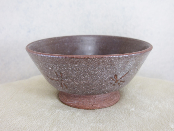 陶器ご飯茶碗（小） 赤土・トンボ柄 1枚目の画像