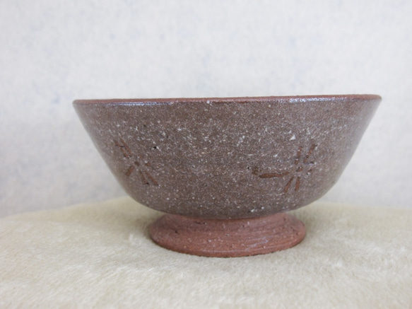 陶器ご飯茶碗（小） 赤土・トンボ柄 2枚目の画像