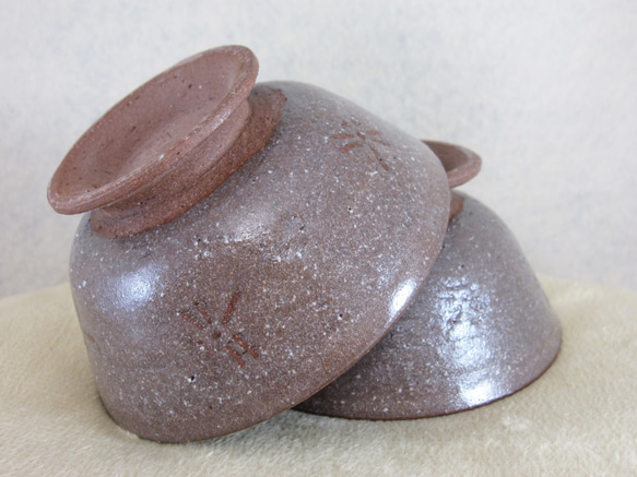 陶器ご飯茶碗（小） 赤土・トンボ柄 4枚目の画像
