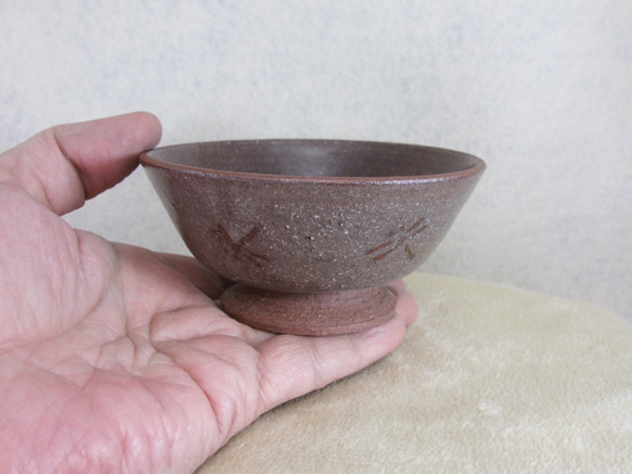 陶器ご飯茶碗（小） 赤土・トンボ柄 5枚目の画像