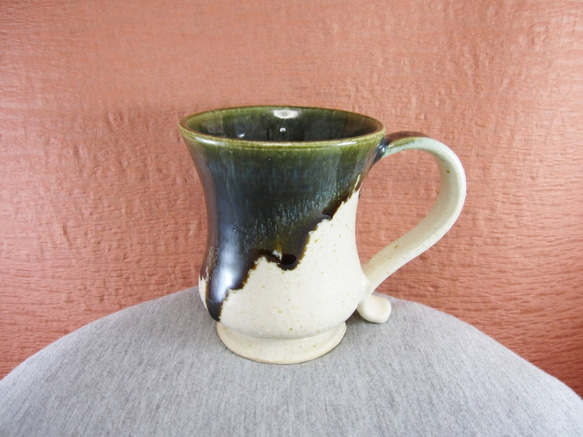 陶器マグカップ・グラマラス（白＋緑） 1枚目の画像