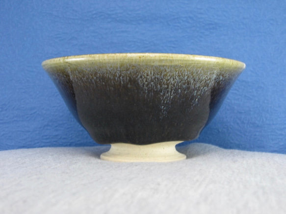 陶器ご飯茶碗（やや大）黒織部釉 2枚目の画像