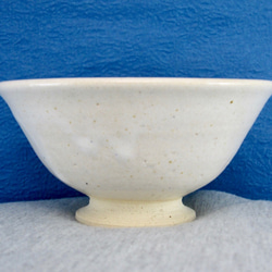 陶器ご飯茶碗（中）藁白釉その１ 2枚目の画像