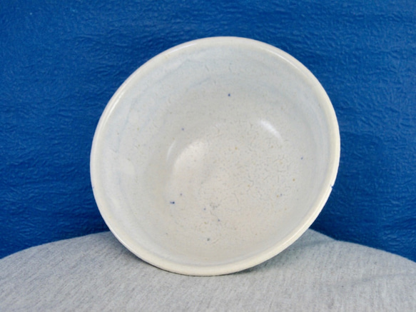 陶器ご飯茶碗（やや大）薄青白 3枚目の画像