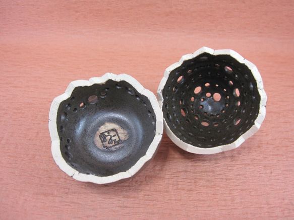 陶器 たまご型穴あきキャンドルスタンド　黒-2　【190406】 4枚目の画像
