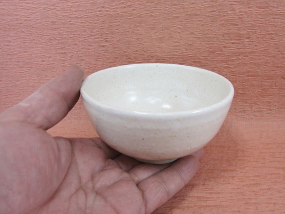 陶器ご飯茶碗（小）お椀型藁白釉 【190427】 茶碗・めし碗 ばた