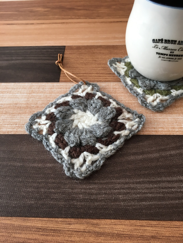 フワフワ可愛い羊毛毛糸のお花柄コースター 3枚目の画像