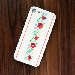 ハンガリーの花が咲く　マチョー刺繍柄の強化ガラススマホケース［白］　※受注生産・iPhoneのみ 3枚目の画像