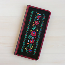 ハンガリーの花が咲く マチョー刺繍柄の合皮チケットホルダー