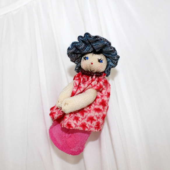 文化人形 古布ブローチ ストラップ 女の子 正絹 ちりめん 絞り染 ピンク 8枚目の画像
