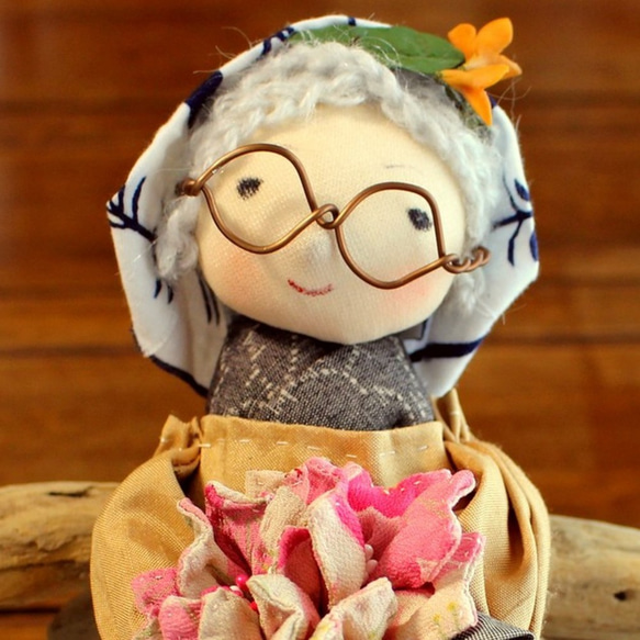 おばあちゃんとお花 古布人形 置物 飾り物 花 和布 コサージュ ブローチ 花束 流木 着物 縮緬 正絹 シルク 大島紬 2枚目の画像