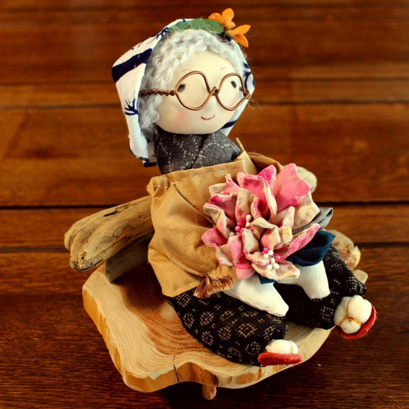 おばあちゃんとお花 古布人形 置物 飾り物 花 和布 コサージュ ブローチ 花束 流木 着物 縮緬 正絹 シルク 大島紬 3枚目の画像