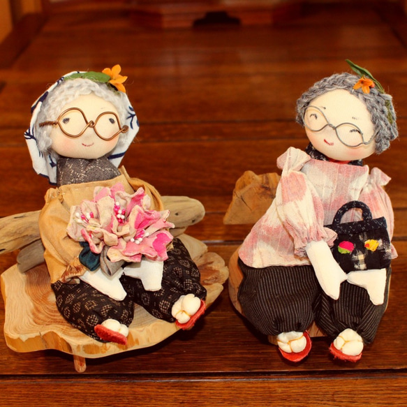 おばあちゃんとお花 古布人形 置物 飾り物 花 和布 コサージュ ブローチ 花束 流木 着物 縮緬 正絹 シルク 大島紬 10枚目の画像
