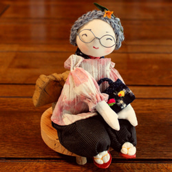 微笑むおばあちゃん 人形 置物 飾り物 和布 ブローチ 古布 大島紬 木綿