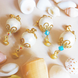 mermaid  pearl pierced earrings (シェルのマーメイドコットンパールピアス)２色 1枚目の画像