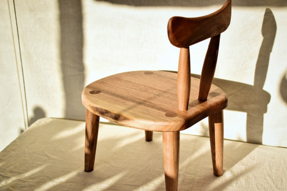 小さなスツール 子供椅子 くるみ 可愛い椅子 シンプルで大人もほっこり 地産地消　koe Lab. 7枚目の画像