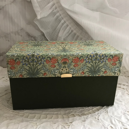 カルトナージュ【英国製ウィリアムモリス生地】茶箱大を用いてのスツール又は物入れ カルトナージュ【英国製ウィリアムモリス生地】茶箱を用いてのスツール