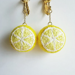 レモンの刺繍イヤリング 立体刺繍 スタンプワーク ピアス変更可 1枚目の画像