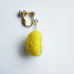 レモンの刺繍イヤリング 立体刺繍 スタンプワーク ピアス変更可 3枚目の画像