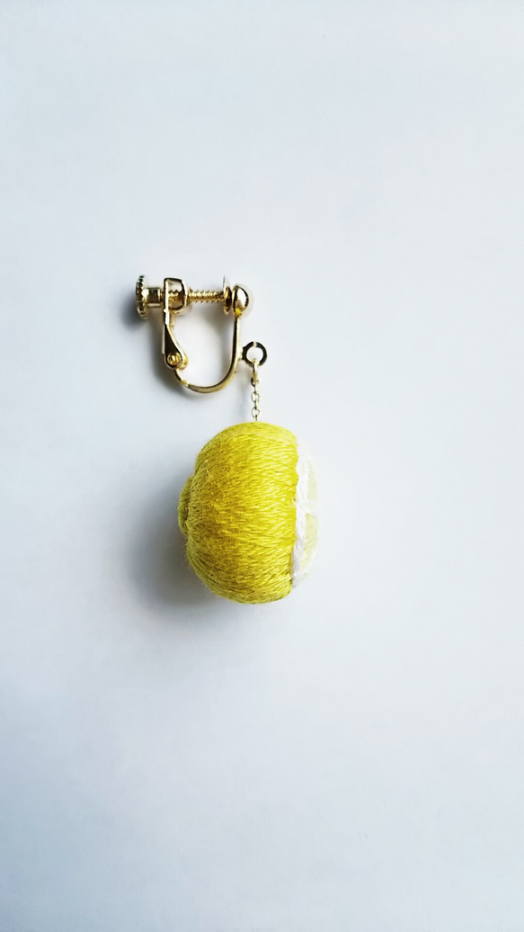 レモンの刺繍イヤリング 立体刺繍 スタンプワーク ピアス変更可 3枚目の画像