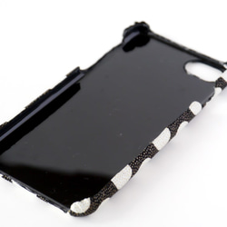 ラスト1点 白黒ドットのレザースマホケースiPhone6s/iPhone7　ブラック＆ホワイト　水玉　スマホカバー 2枚目の画像