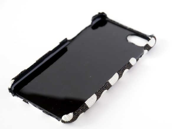 ラスト1点 白黒ドットのレザースマホケースiPhone6s/iPhone7　ブラック＆ホワイト　水玉　スマホカバー 2枚目の画像