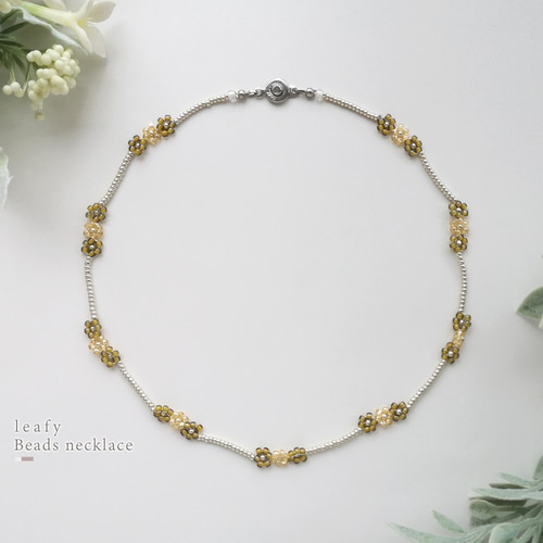 春色イエローとうぐいす色の花モチーフ❁ビーズネックレス