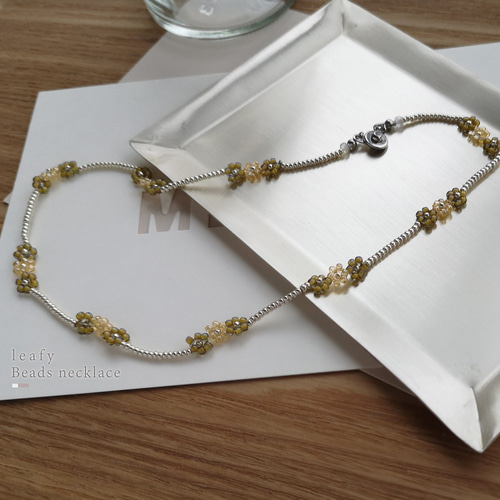 春色イエローとうぐいす色の花モチーフ❁ビーズネックレス