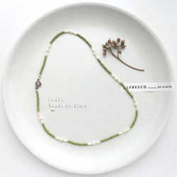 EVERGREEN 淡水パール＆ナチュラルカラーのビーズネックレス グリーン