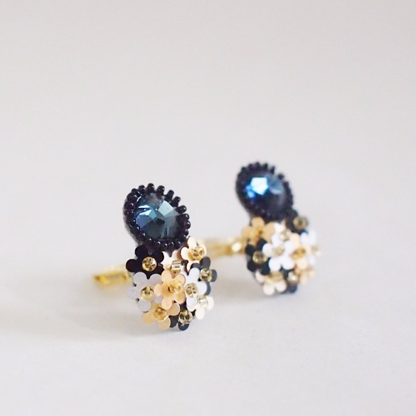 ビジュー＆ブーケピアス/イヤリング　ナイトブルー