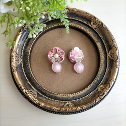 飴ちゃん風ビーズが可愛いピンクのお花のイヤリング 2枚目の画像