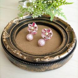 飴ちゃん風ビーズが可愛いピンクのお花のイヤリング 3枚目の画像