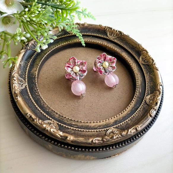 飴ちゃん風ビーズが可愛いピンクのお花のイヤリング 4枚目の画像