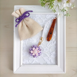 淡い紫色つまみ細工の帯飾りと匂い袋のセット　～白檀の香り～ 1枚目の画像