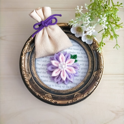 淡い紫色つまみ細工の髪飾りと匂い袋のセット 1枚目の画像