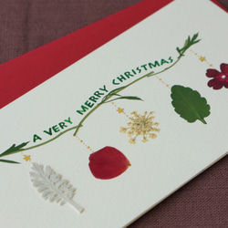 本物のお花のクリスマスカード【Merry Christmas】　押し花とカリグラフィー　ボタニカルなクリスマスガーランド 3枚目の画像