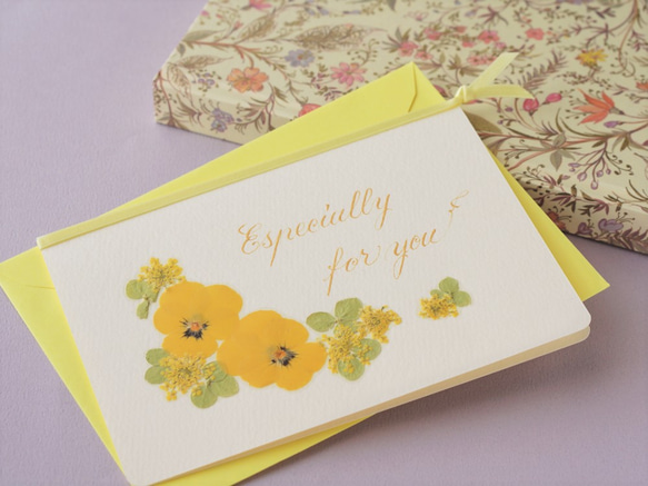 押し花とカリグラフィーのメッセージカード【For you】　春色イエローの多目的カード 1枚目の画像
