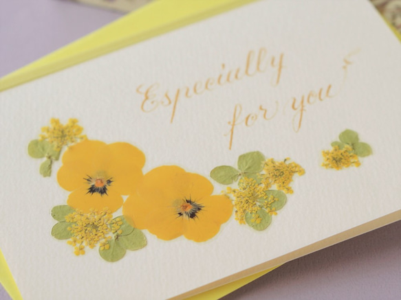 押し花とカリグラフィーのメッセージカード【For you】　春色イエローの多目的カード 2枚目の画像