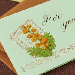 押し花とカリグラフィーのミニメッセージカード【For you】　ミモザのミニカード 2枚目の画像