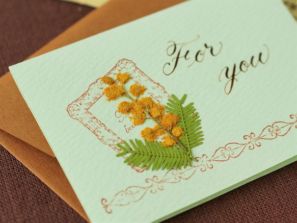押し花とカリグラフィーのミニメッセージカード【For you】　ミモザのミニカード 2枚目の画像