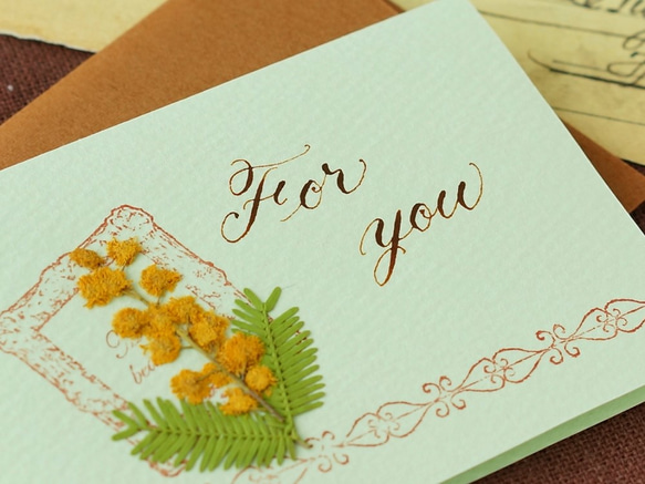 押し花とカリグラフィーのミニメッセージカード【For you】　ミモザのミニカード 3枚目の画像