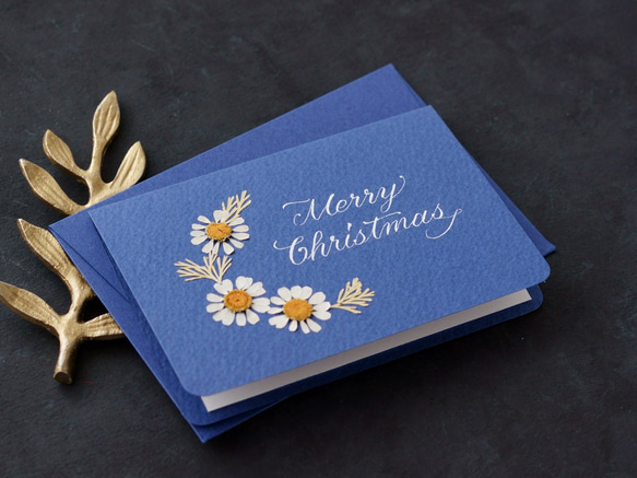 押し花とカリグラフィーのミニクリスマスカード【Merry Christmas】　本物のお花のミニカード　マトリカリア 1枚目の画像