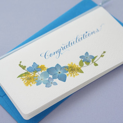 押し花とカリグラフィーのメッセージカード【Congratulations】　あじさいとレースフラワーのお祝いカード 2枚目の画像