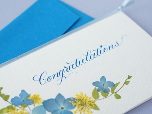 押し花とカリグラフィーのメッセージカード【Congratulations】　あじさいとレースフラワーのお祝いカード 3枚目の画像