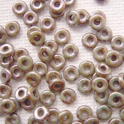 【オービーズ/o-beads】チョークホワイトブルーラスター:直径3.8×1ミリ/2.5ｇ(約70～75ヶ) 1枚目の画像