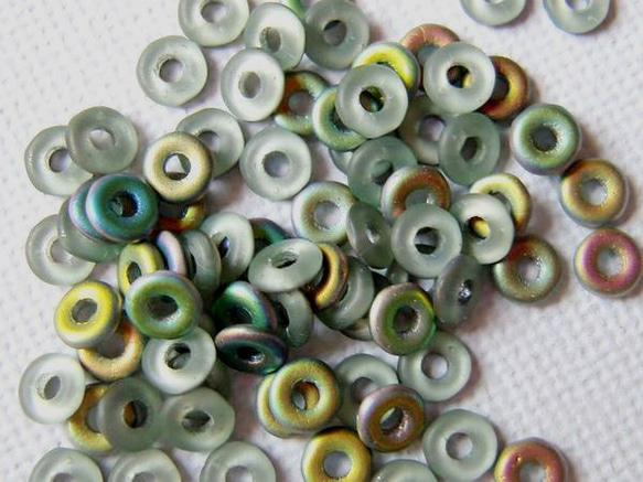 【【オービーズ/o-beads】ペリドットヴィトラルマット:直径3.8×1ミリ/2.5ｇ(約70～75ヶ) 1枚目の画像