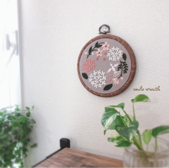 【紫陽花の刺繍フレーム　ピンク】お誕生日プレゼントや大切な方への贈り物に。オイルパステルで描いた手作りのカード付き 4枚目の画像