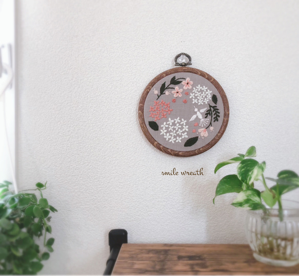 【紫陽花の刺繍フレーム　ピンク】お誕生日プレゼントや大切な方への贈り物に。オイルパステルで描いた手作りのカード付き 5枚目の画像